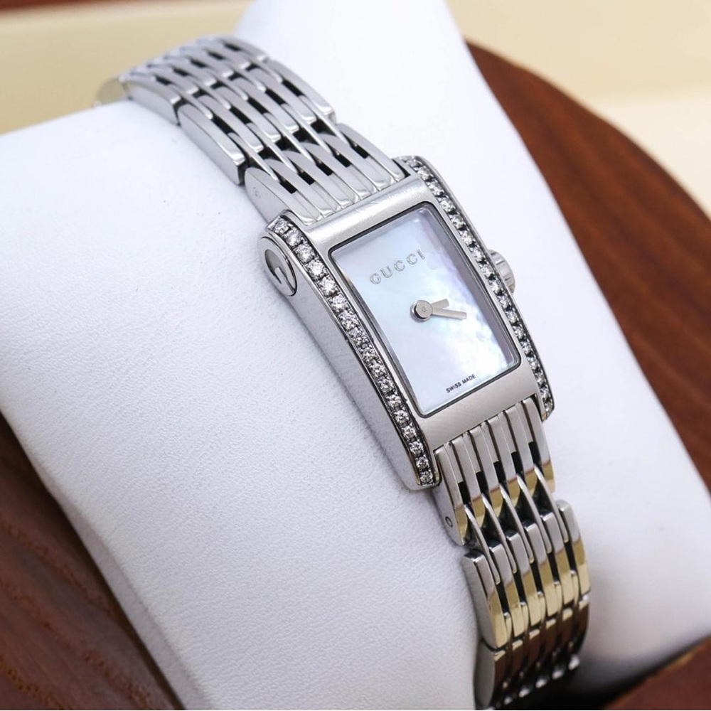 GUCCI 8600L Ladies Quartz Watch Silver Shell Dial Diamond Bezel 24mm